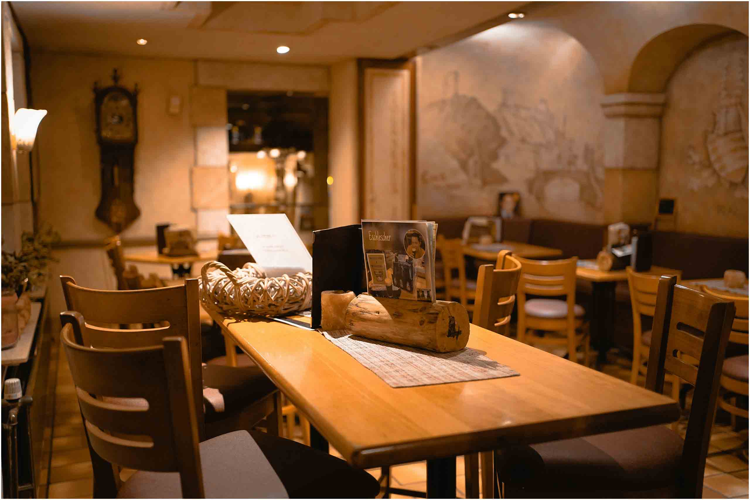 アンティーク調の内装とテーブル席