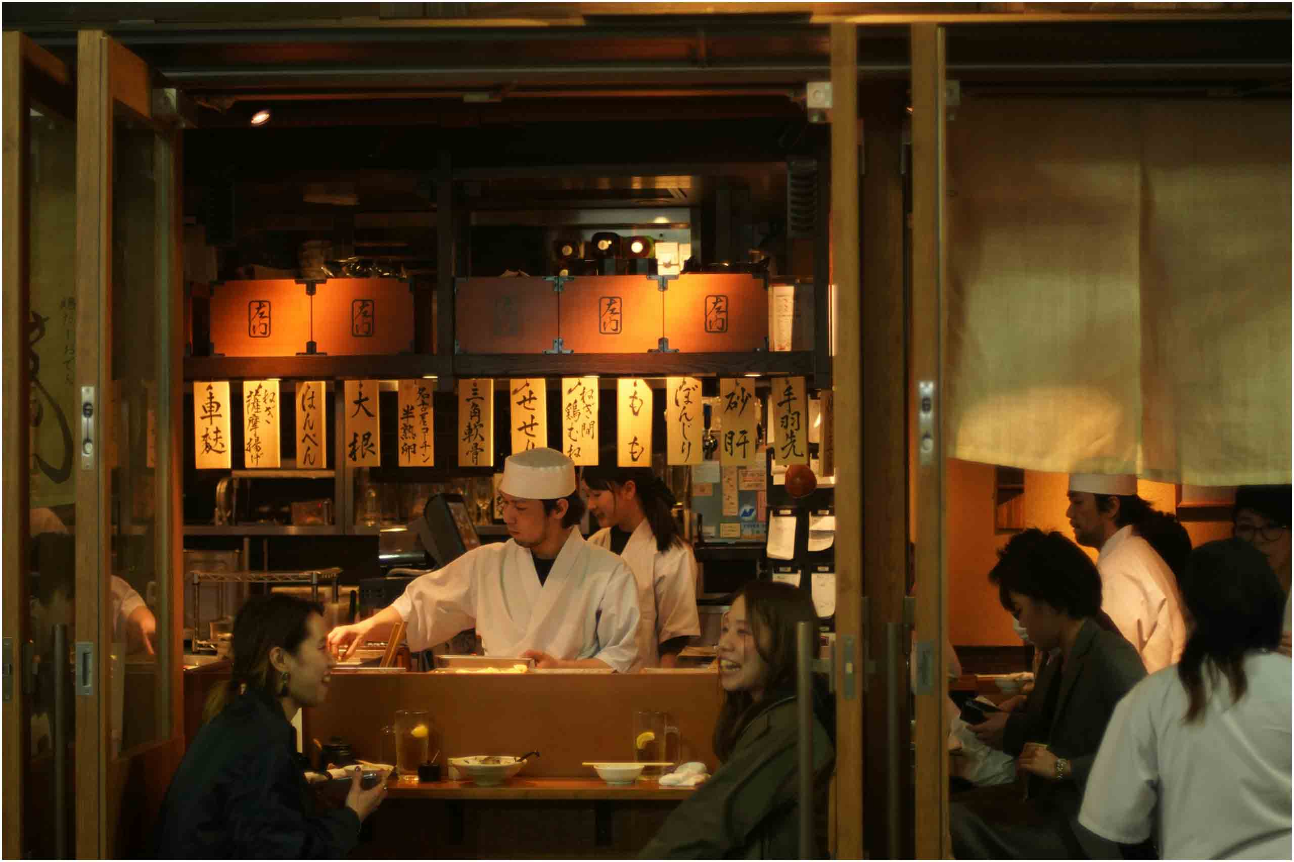 職人が目の前で料理を仕上げるカウンター